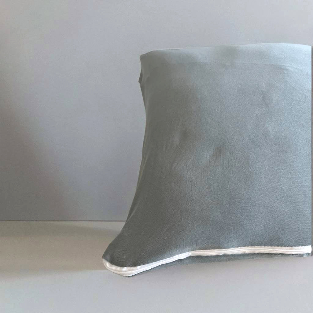 Housse de coussin gris clair