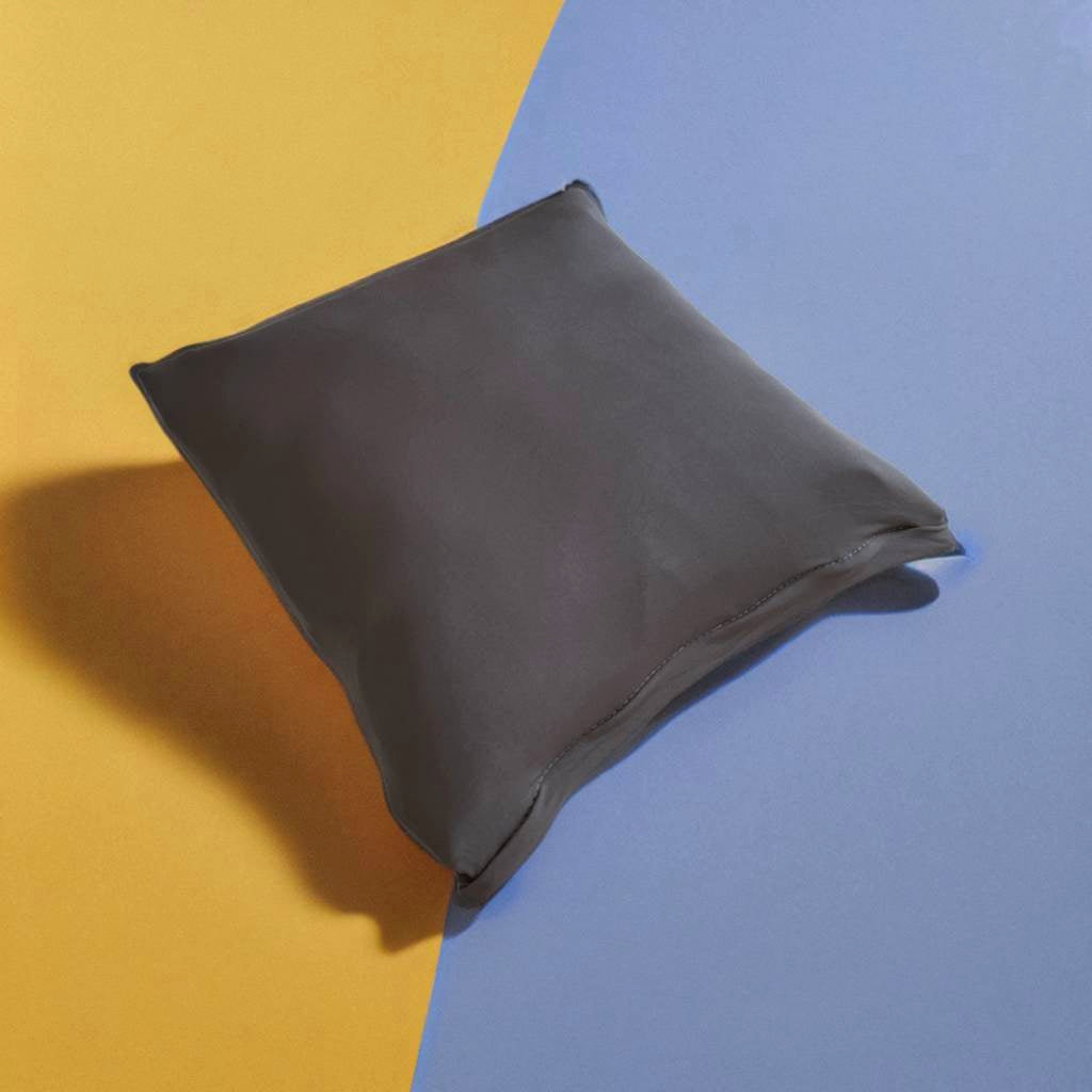 Housse de coussin gris foncé