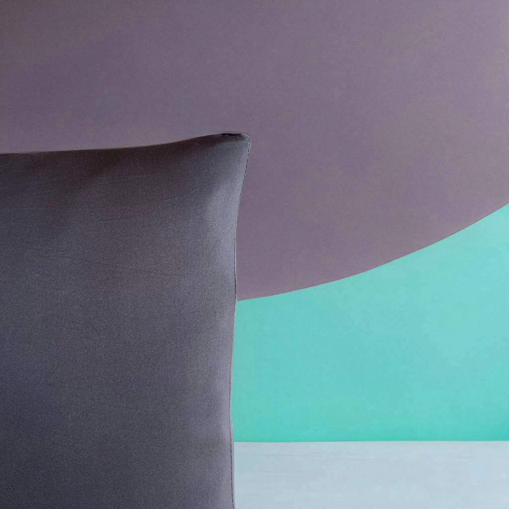 Housse de coussin gris foncé