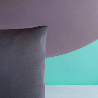 Housse de coussin gris foncé